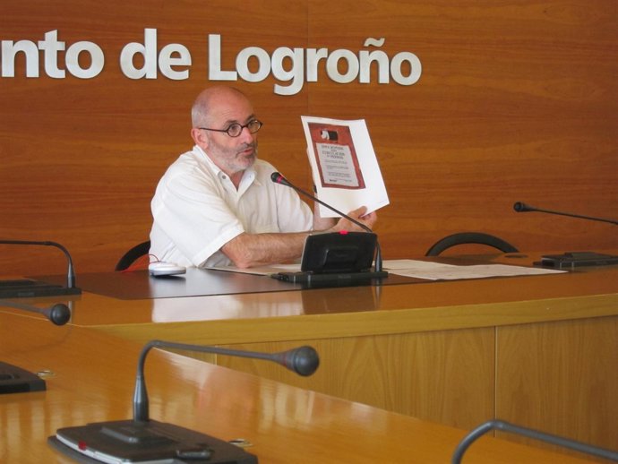 Jesús Ruiz Tutor muestra el cartel con las normas de uso de los nuevos espacios