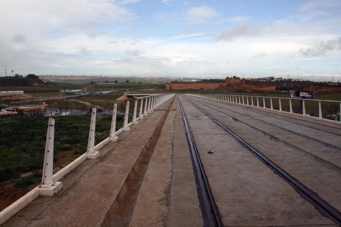 Obras abandonadas del tranvía de Alcalá.
