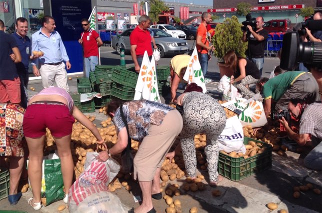 Agricultores arrojan patatas en protesta por el estrangulamiento de precios