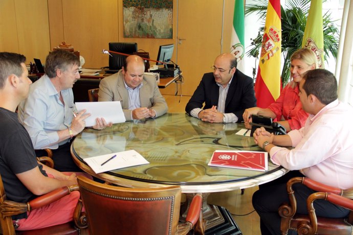 Firma del acta de recepción de la sede principal de Diputación