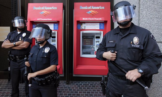 Agentes De Policía Delante De Bank Of America