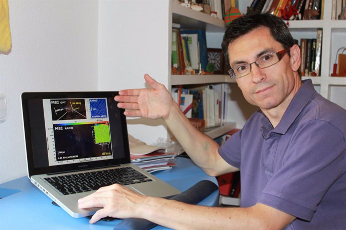 El investigador Miguel Ángel Pérez muestra los resultados de las observaciones