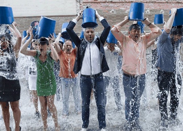 La campaña deayuda para el ELA sigue mojando a famosos