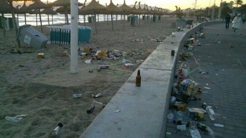 Restos del botellón en Playa de Palma