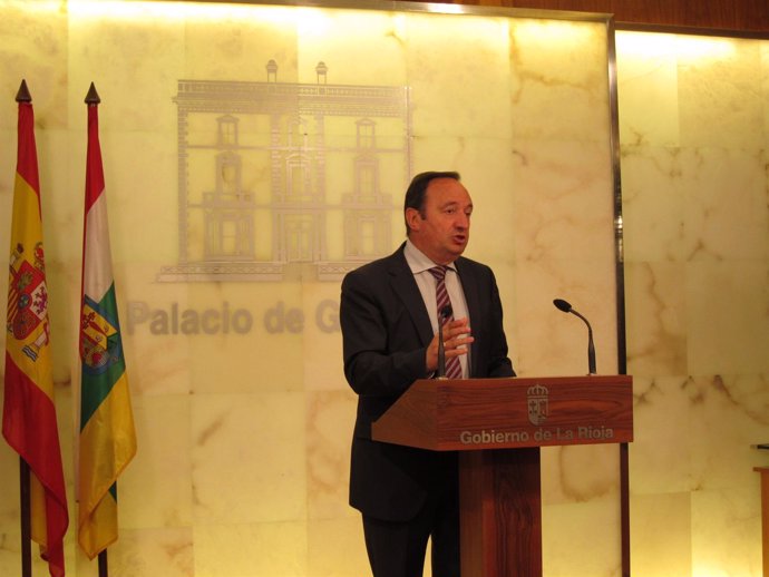 El presidente del Gobierno riojano, Pedro Sanz, explica el cheque joven