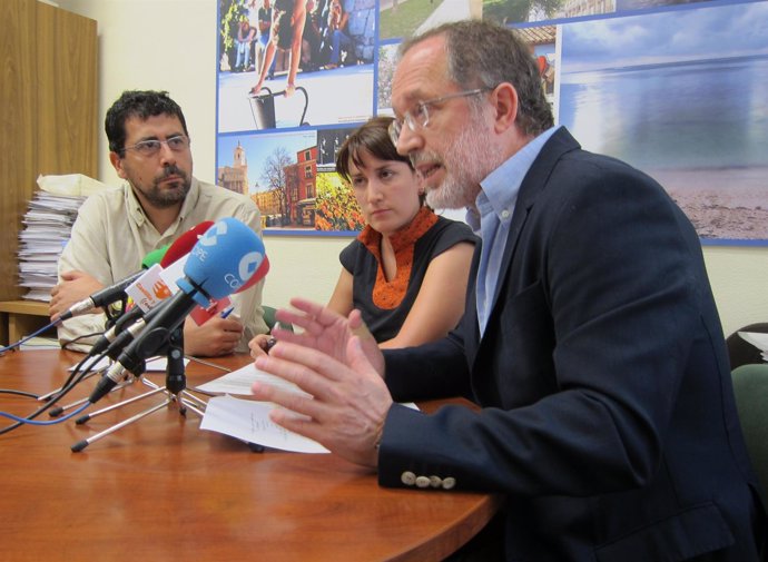 Alberto Bustos (izq), María Sánchez y Manuel Saravia en rueda de prensa