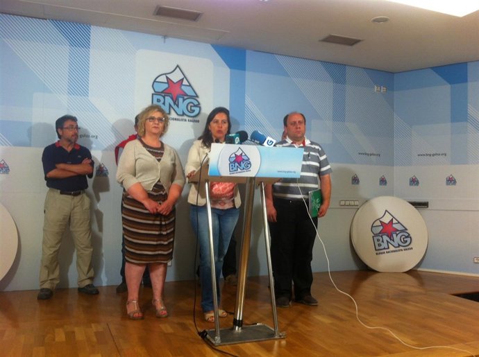 Ana Miranda y Tereixa Paz con el coordinador de Fruga