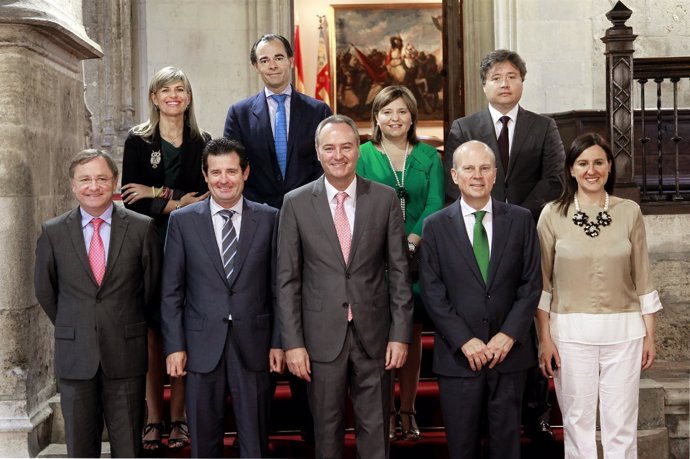 Alberto Fabra (centro) con los miembros del Consell.