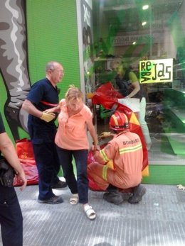 Bomberos rescatan a clientes de una tienda de Xàtiva.