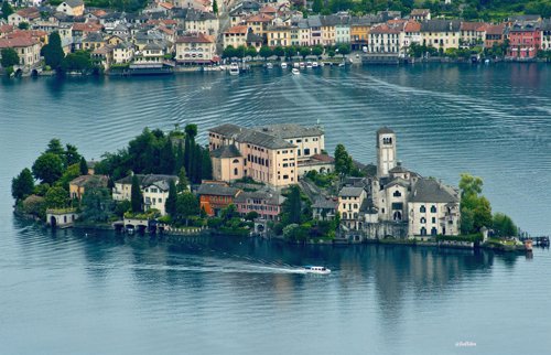 Orta San Giulio, un monasterio en el centro de un lago.