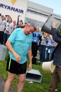 Michael O'Leary recibiendo el 'Ice Bucket Challenge'