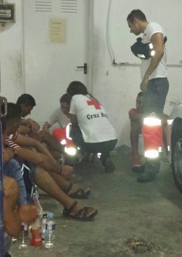 Asistencia de Cruz Roja a los magrebíes llegados en patera