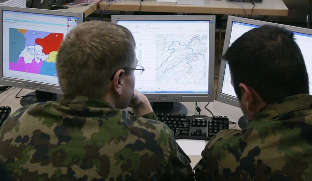 Militares usando un ordenador