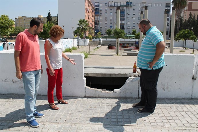 Adela Castaño en la Plaza del Cementerio de Sevilla Este