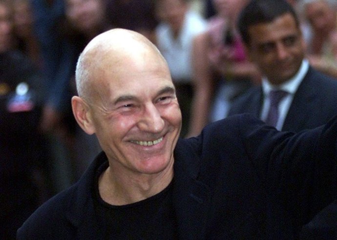 Patrick Stewart se marca un Charlie Sheen y ayuda a la ELA a golpe de talonario
