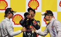 Ricciardo saca provecho de la batalla entre los Mercedes