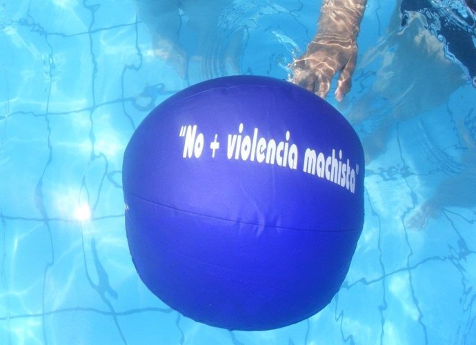 Balón contra la violencia de género en una piscina