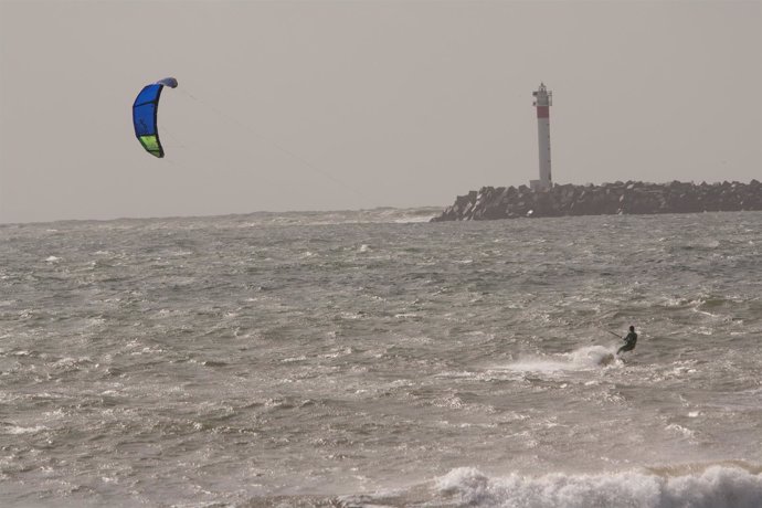 Práctica de kitesurf en Mazagón