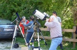 Aficionados a la astronomía, observan a través de un telescopio 
