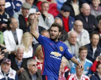 El United no despega y el Tottenham se pone líder