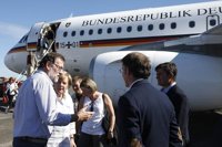 Rajoy colga unha foto en Twitter recibindo a Merkel a pé de pista