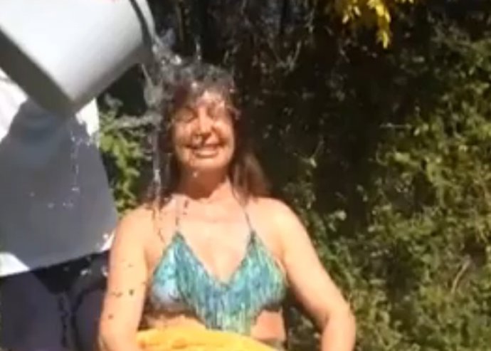 Carmen se moja por el ice bucket challenge
