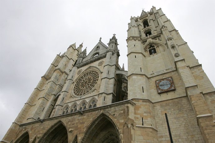 Fachada De La Catedral De León