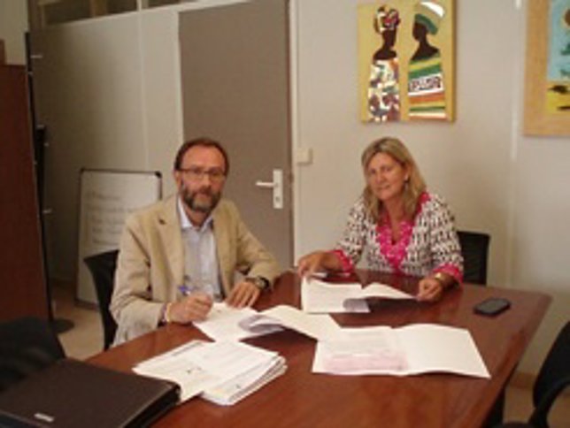 Un momento de la firma del convenio para la financiación de la vivienda