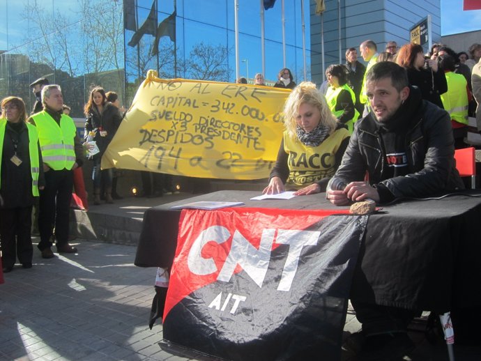 Rakel López y Gaspar Fuster, de CNT, anuncian protestan contra el ERE en el Racc