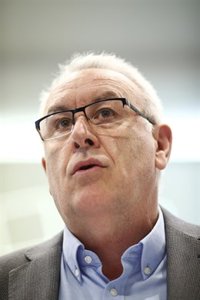 Cayo Lara (IU) acusa a Rajoy de estar "cambiando sillones" con Merkel por ser su "alumno aventajado" en los recortes