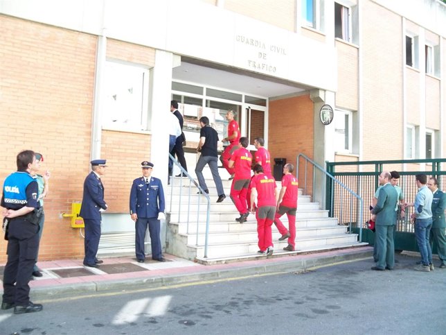 Miembros de equipos de rescate acceden a la capilla ardiente