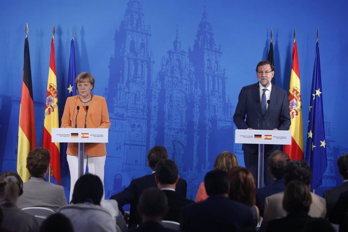 Rajoy y Merkel en la rueda de prensa en Santiago
