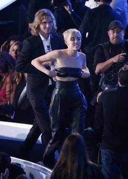 Un joven indigente recogió el premio MTV de Miley Cyrus.