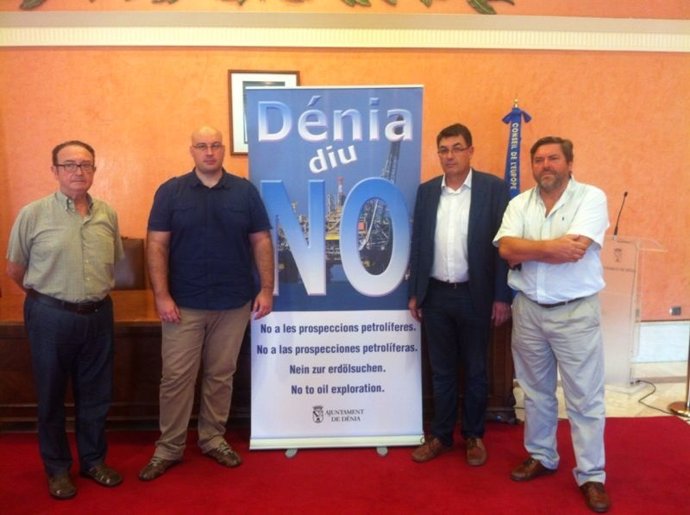 Enric Morera, segundo por la derecha, junto al cartel de Dénia diu no