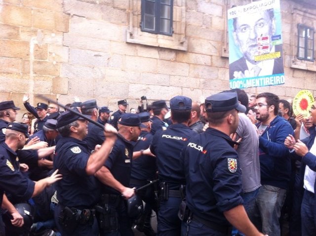 Agentes de la Policía Nacional cargan contra manifestantes en Santiago