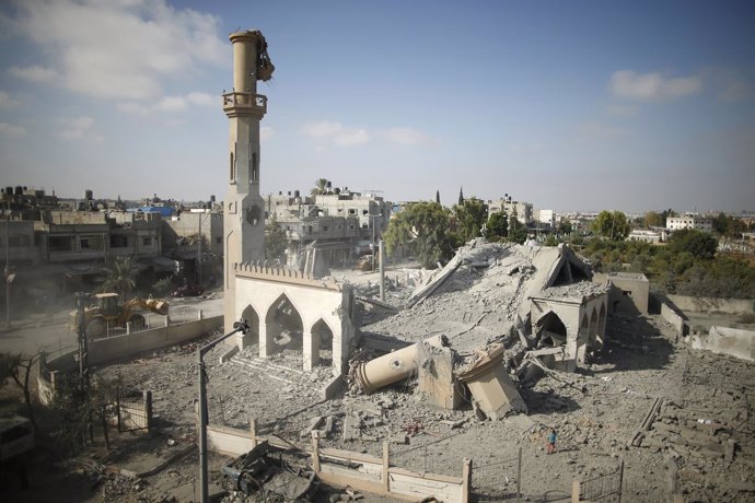 Restos de una mezquita bombardeada en Beit Hanún