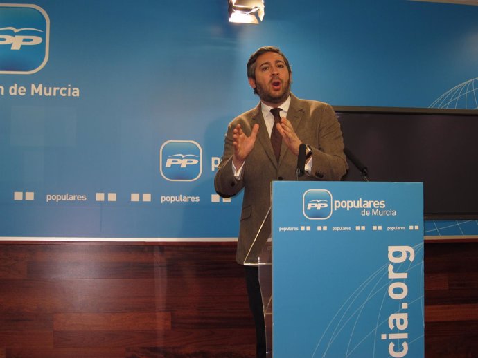 El portavoz adjunto del PP regional, Víctor Manuel Martínez, en rueda de prensa