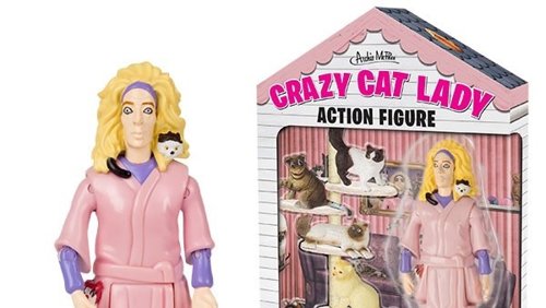 La loca de los gatos se convierte en figura de acción