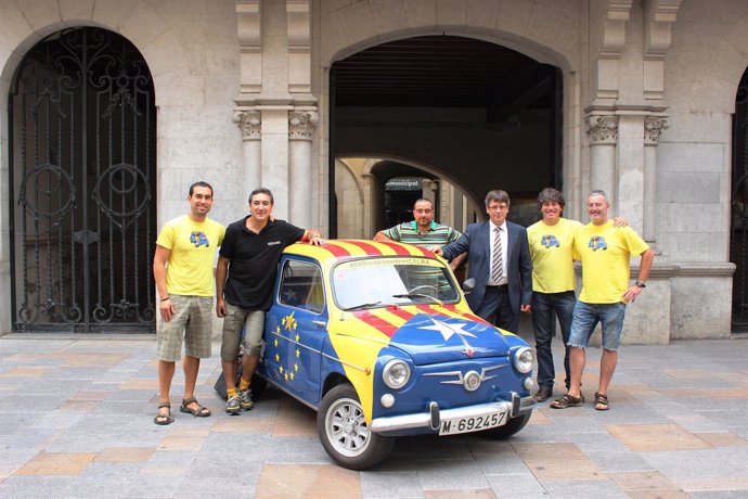 El alcalde de Girona C.Puigdemont con viajeros que van a Escocia en un 600