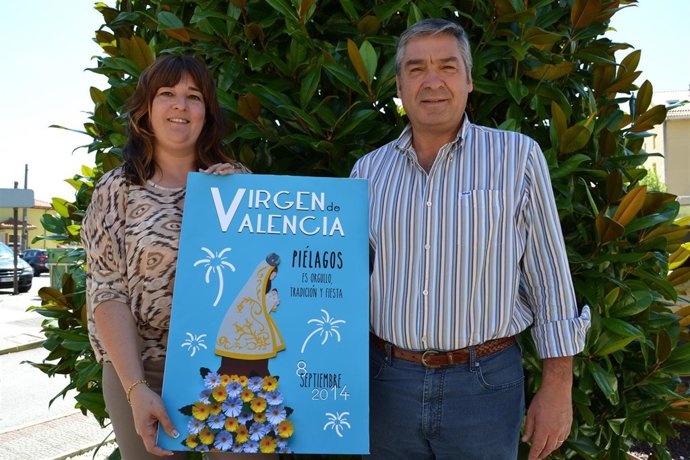 El alcalde y la concejala de Festejos con el cartel ganador