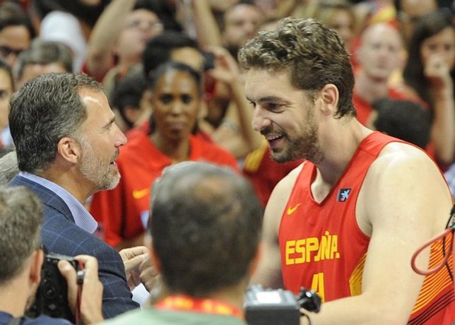 El rey disfruta del baloncesto y saluda a pau gasol
