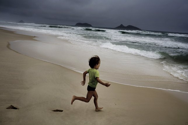 Niño corriendo en la playa