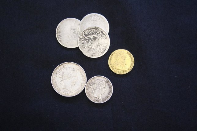 Monedas halladas entre la documentación judicial.