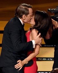 El beso de Cranston, el homenaje a Robin Williams y otros momentazos de los Emmy