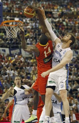 Andrés Nocioni ante Serge Ibaka selección española baloncesto 