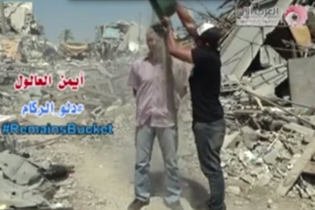 El periodista palestino sobre el que lanzan un cubo con escombros
