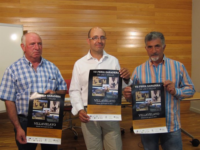 Igor Fonseca y representantes de los ganaderos, con el cartel de la Feria
