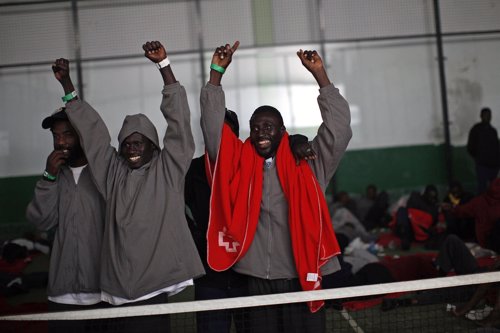 Inmigrantes africanos poco después de llegar a las costas de Tarifa, en Cádiz