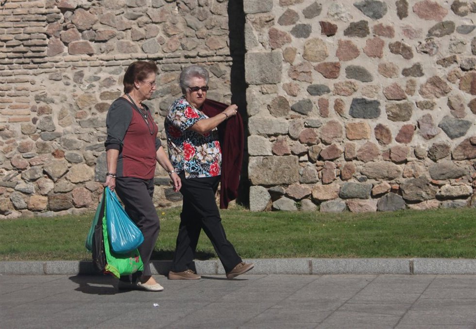 PERSONAS MAYORES PASEANDO