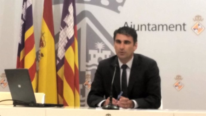 El teniente de alcalde de Economía, Julio Martínez en la rueda de prensa
